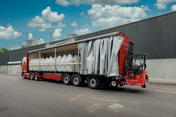 camion tauliner en calle